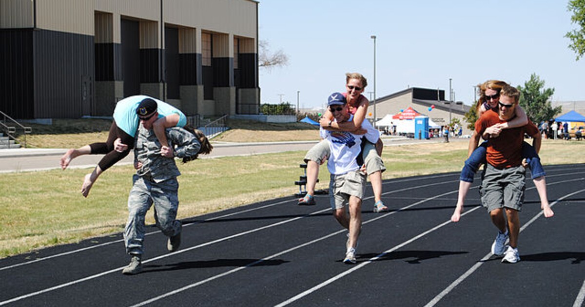 VIDEO: Takto vypadá tradiční finská soutěž v nošení manželek. Vítěz získá pivo ve váze partnerky, letos přibyla i kategorie žen