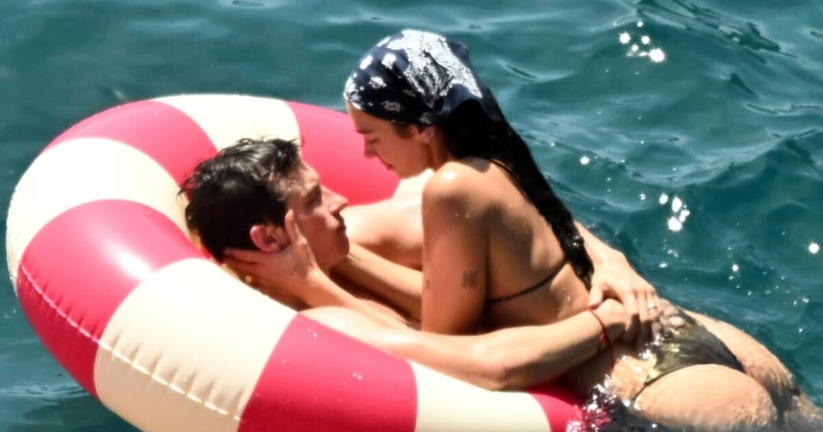 Dua Lipa a Callum Turner si užívají líbánky v Itálii. Odpočívají na pobřeží Amalfi