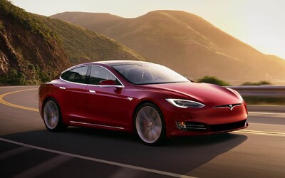 3 motory, dojazd 840 km, stovka pod 2,1 sekundy a maximálka 320 km/h. Tesla Model S Plaid príde o rok