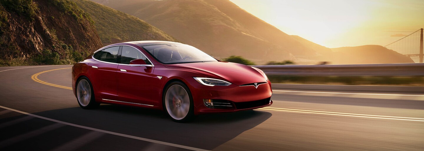 3 motory, dojazd 840 km, stovka pod 2,1 sekundy a maximálka 320 km/h. Tesla Model S Plaid príde o rok