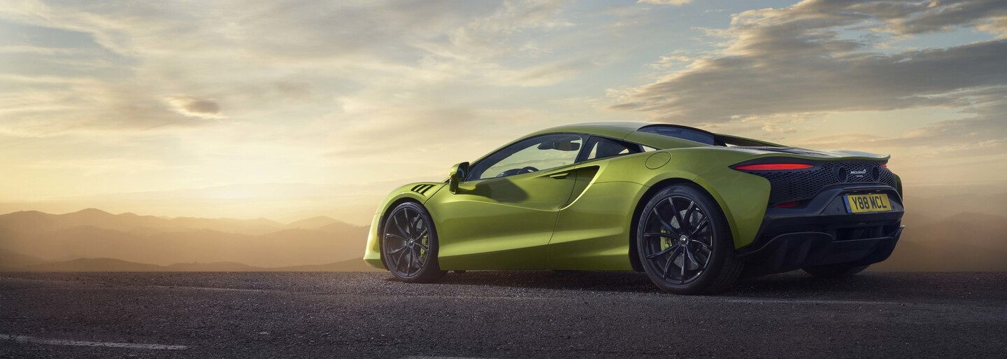 3 vteřiny na 100, maximálka 330 km a elektrický dojezd 30 km. To je nový McLaren Artura