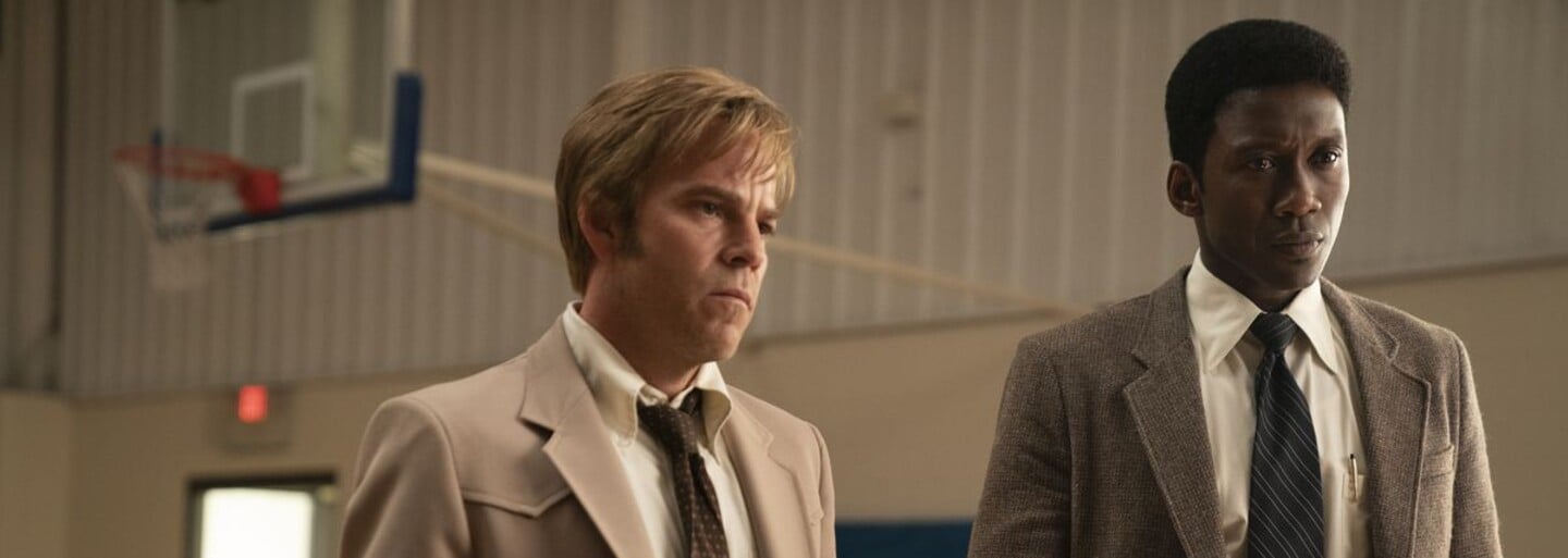 Třetí série True Detective se vrací ke kořenům. Nabízí strhující případ, vynikající postavy a geniální herecké výkony (Recenze)