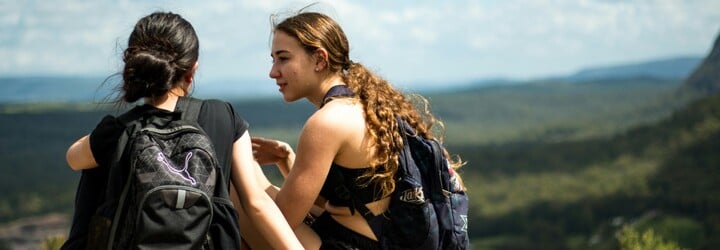 300 Čechů a Češek vystoupalo na Sněžku na západ slunce. Nově tam vznikla samoobslužná občerstvení