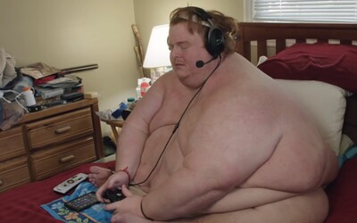 300-kilový muž celý deň hráva hry úplne nahý a plánoval sa ujesť k smrti. Casey už kvôli váhe nemohol ani pracovať