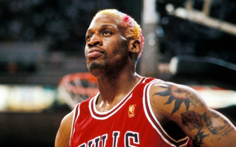 Dennis Rodman si trikrát zlomil penis a istý čas bol aj bezdomovcom. „Madonna mi sľúbila, že ak ju oplodním, tak mi dá 20 miliónov dolárov,“ povedal. Prečítaj si 10 zaujímavostí o bláznivom živote legendárneho basketbalistu.
