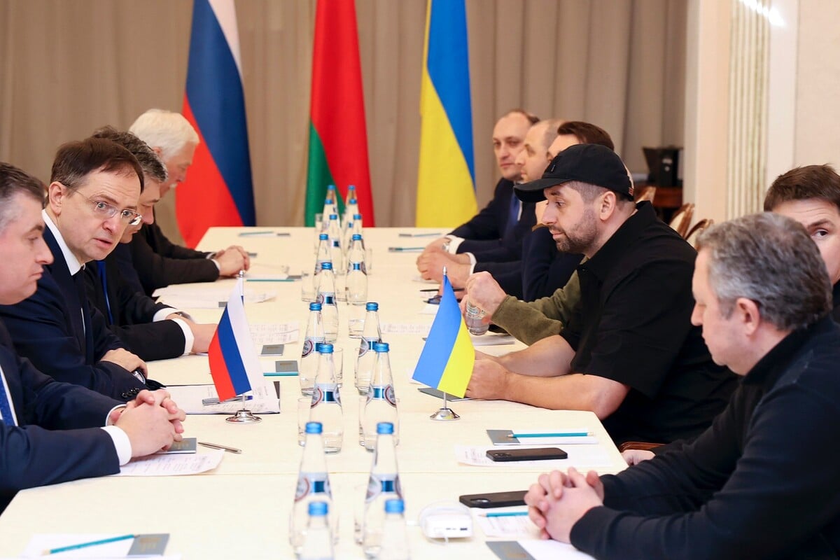Šéf ruskej delegácie a exminister kultúry Vladimir Medinskij (druhý vľavo) počas mierových rozhovorov medzi ruskou a ukrajinskou delegáciou v Homeľskej oblasti v blízkosti bielorusko-ukrajinskej hranice v pondelok 28. februára 2022. 