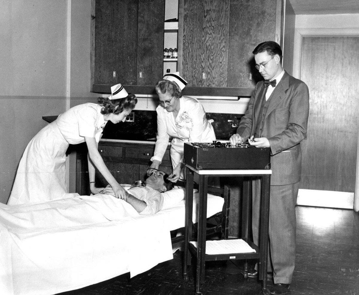 Terapia elektrošokmi v nemocnici Harding Hospital v Ohiu (1941).