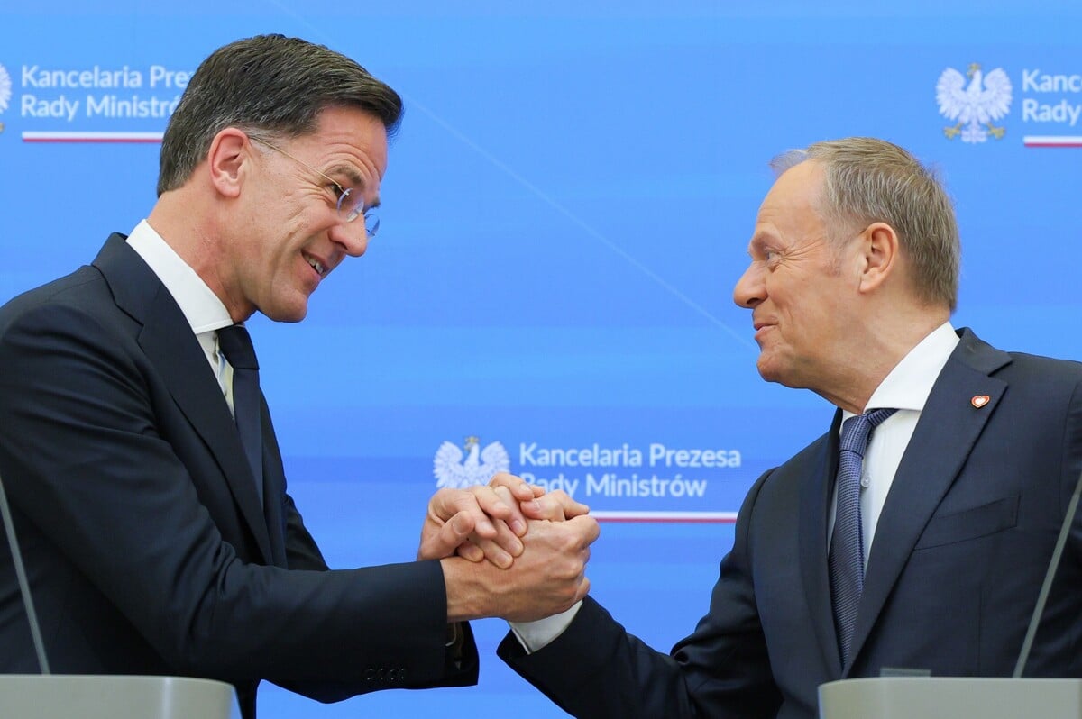 Generálny tajomník NATO Mark Rutte (vľavo) a poľský premiér Donald Tusk si podávajú ruky počas tlačovej konferencie vo Varšave.