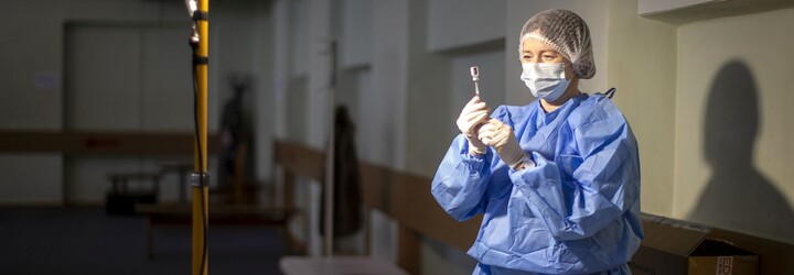 AstraZeneca si získala důvěru evropských zemí. Premiéři Francie a Británie se jí nechají očkovat