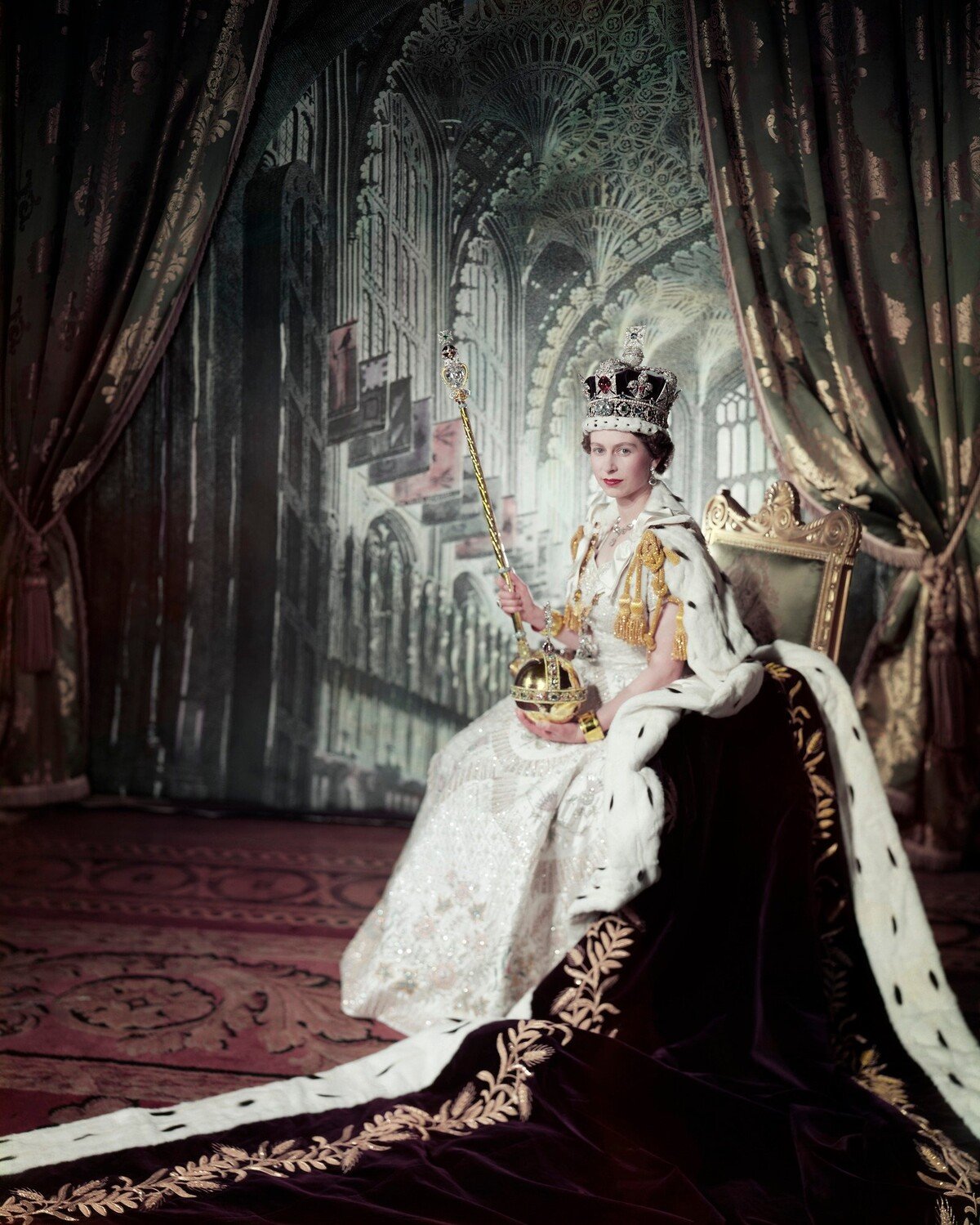 Alžběta II. v imperiálním (císařském) rouchu.