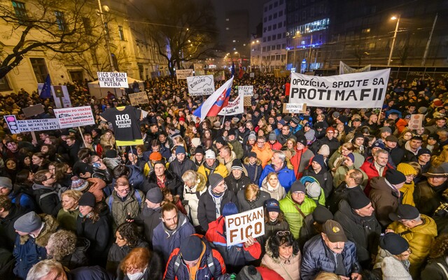 FOTO: „Hanba!“ a „Fico do basy!“ kričia Slováci na protivládnych protestoch. Na námestia opäť prišli tisícky ľudí