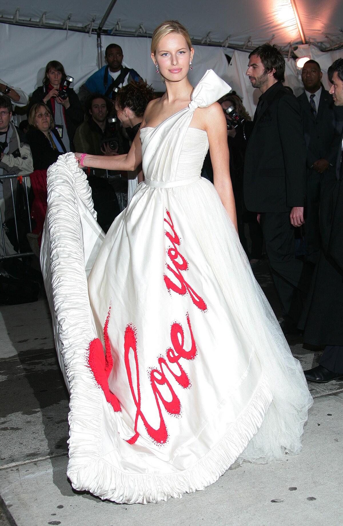 Modelka Karolína Kurková v šatách z dielní módneho domu Viktor & Rolf na Met Gala v roku 2005.