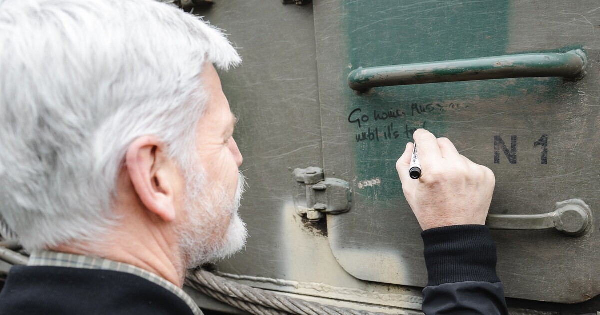 Prezident Petr Pavel poslal ruským vojákům jasný vzkaz. Napsal ho na vojenskou techniku, kterou Česko darovalo Ukrajině