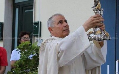 Veriaci prestali chodiť do kostola. Taliansky kňaz zmenil taktiku a teraz im evanjelium hlása pri pive.