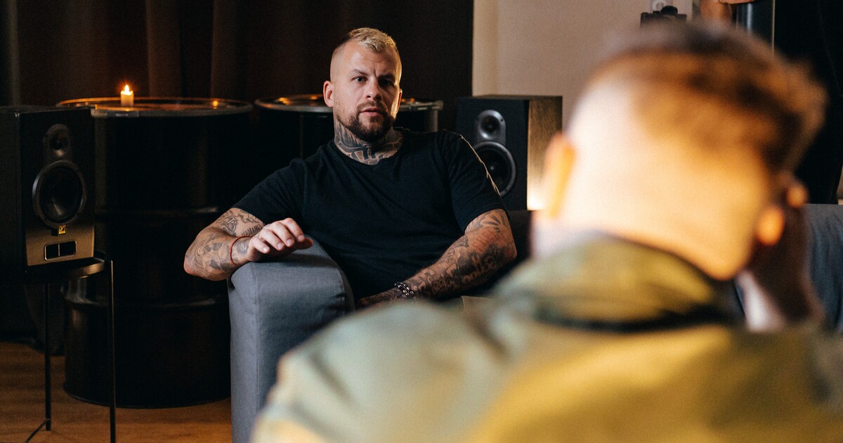 Rapper Marpo napadl muže, který ho upozornil na dopravní přestupek. Zmlácený otec skončil v nemocnici