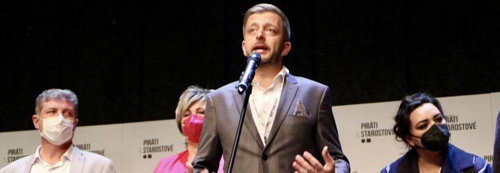 Pirátský optimismus padl v pražské La Fabrice. Ve volebním štábu koalice PirSTAN jsme viděli zklamání i naději (Reportáž)