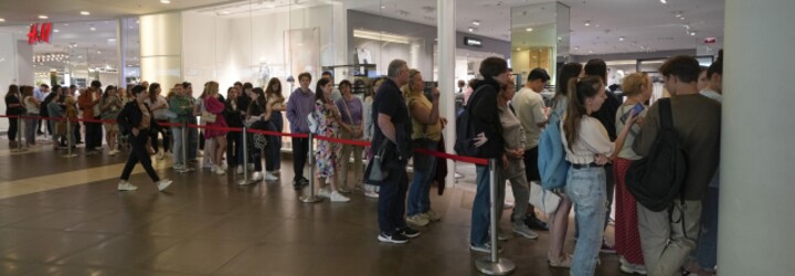 Před H&M v Moskvě se tvoří dlouhé fronty. Řetězec vyprodává zásoby před definitivním odchodem z Ruska