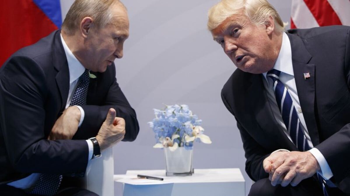Ruský prezident Vladimir Putin (vľavo) a bývalý prezident USA Donald Trump (vpravo).