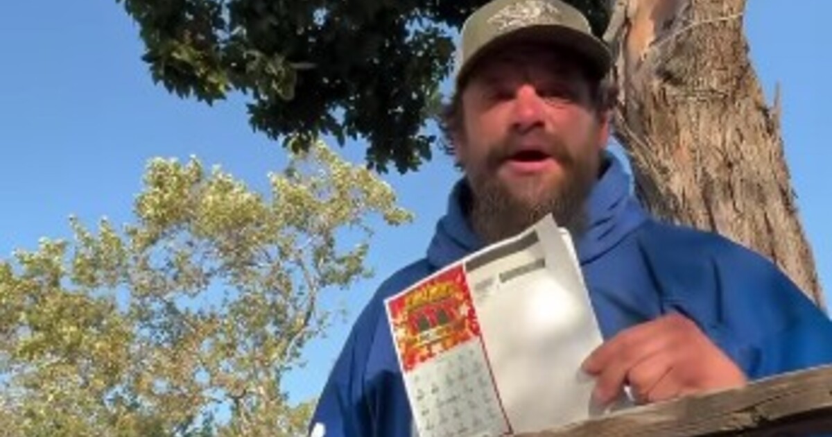 Muž bez domova si koupil stírací los a vyhrál milion dolarů. „Už nejsem bezdomovec,“ řekl prodavači