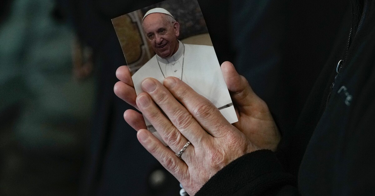 Papež František bude v neděli propuštěn z nemocnice. Čeká ho dlouhá rekonvalescence