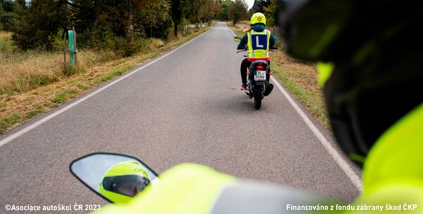 S jakým rizikem může řidič počítat při jízdě za označeným výcvikovým vozidlem autoškoly?