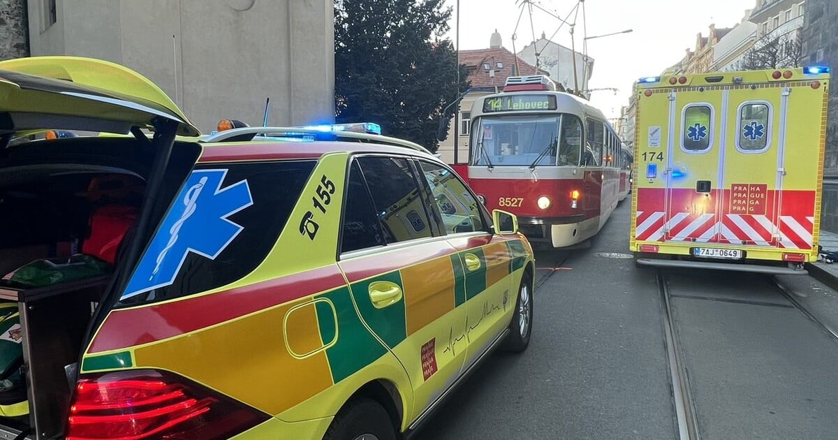 Tragická srážka tramvaje na Břevnově. Dívka na místě podlehla zraněním