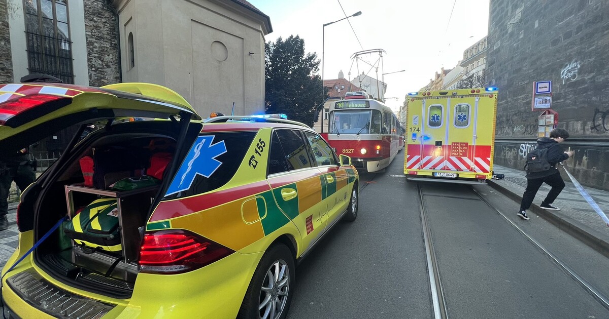 Tramvaj v Praze srazila dvě dívky. Jedna přišla o nohu, vyprošťovali ji hasiči