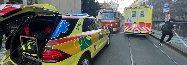 Tramvaj v Praze srazila dvě dívky. Jedna přišla o nohu, vyprošťovali ji hasiči