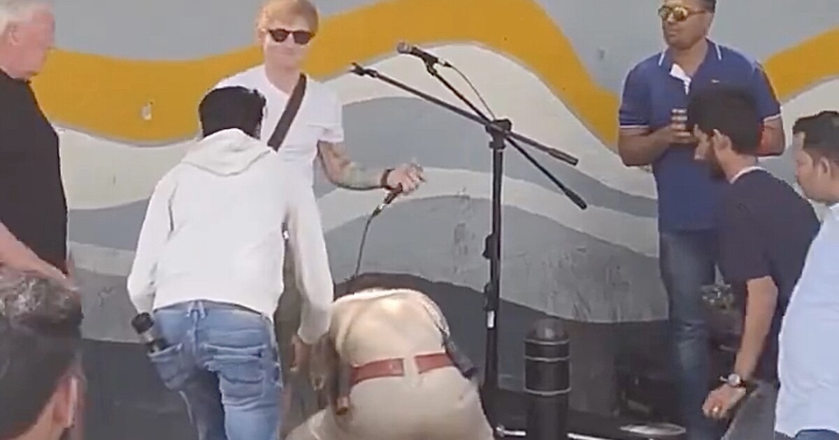 Policie přerušila živé vystoupení Eda Sheerana. Vystupoval na ulici, ale podle policistů neměl povolení