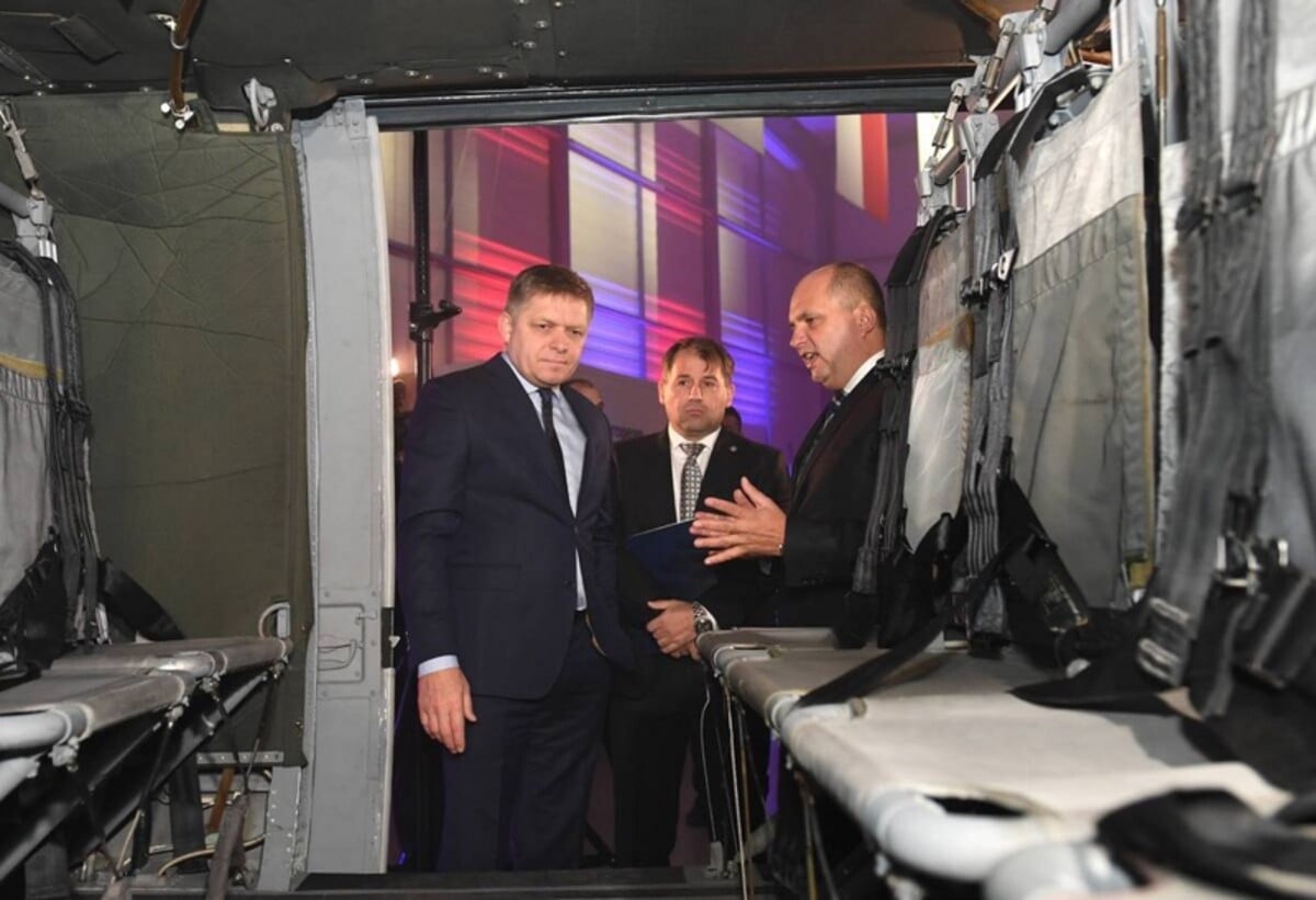 Robert Fico a Jaroslav Strnad na otvorení výcvikového strediska Slovak Training Academy na medzinárodnom letisku Košice 30. októbra 2017.