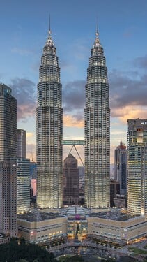 Petronas Towers byly až do roku 2004 nejvyššími budovami světa, na výšku měří 459,1 metru. Jejich architektem je americký architekt César Antonio Pelli. Víš, ve kterém městě tyto ikonické budovy najdeme?