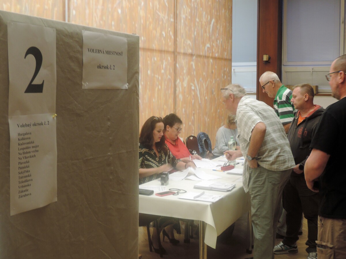 Na snímke voliči vo volebnej miestnosti v bratislavskej Záhorskej Bystrici počas predčasných parlamentných volieb na Slovensku v sobotu 30. septembra 2023.