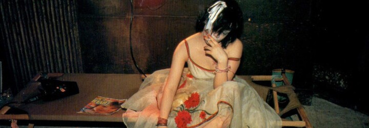 Drogy, sex a utrpenie. Nan Goldin svojimi fotografiami zachytáva život ľudí, o ktorých sa v spoločnosti nemalo hovoriť