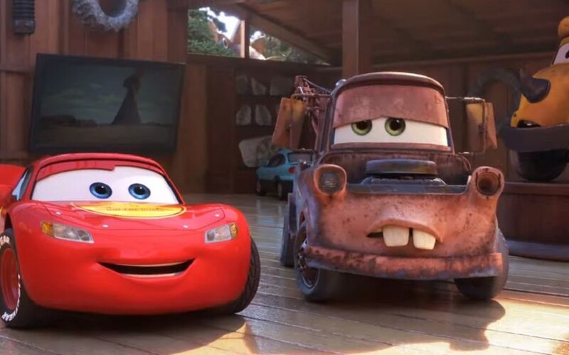 Animované autá pokračujú s novým príbehom na Disney+. Zábavný trailer odhaľuje ich dobrodružstvá v seriáli.