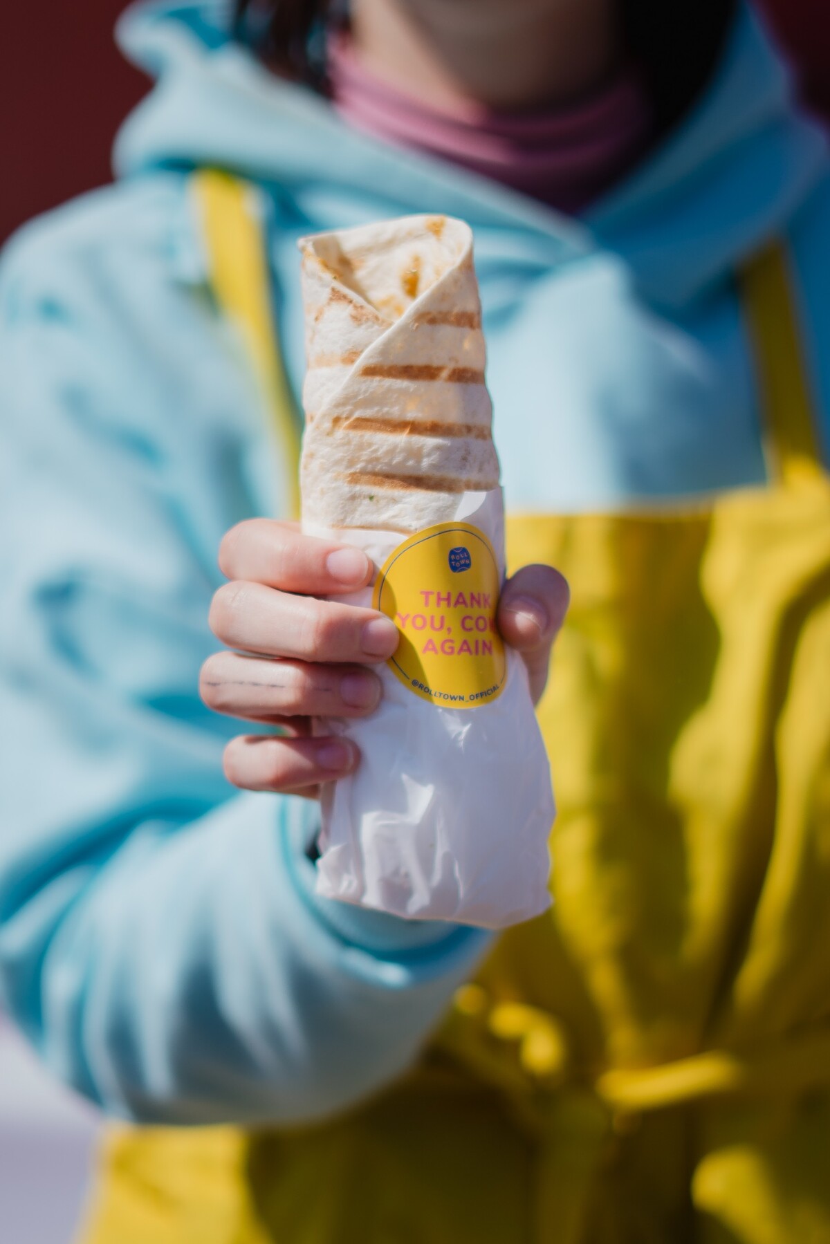 Tortilla s kuracím mäsom (alebo paneerom), kapustou, cibuľou, domácou ananásovou čili omáčkou a mangovou čili omáčkou.