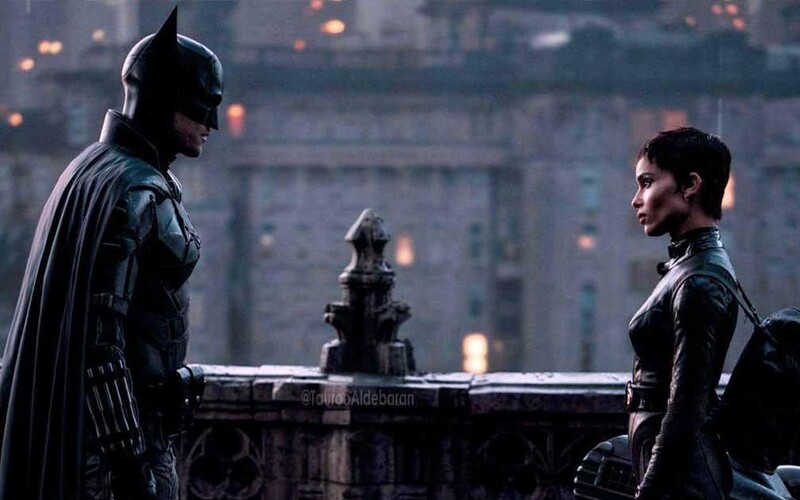 Mezi Batmanem a Catwoman to jiskří. Nový trailer odhaluje parádní akci. 