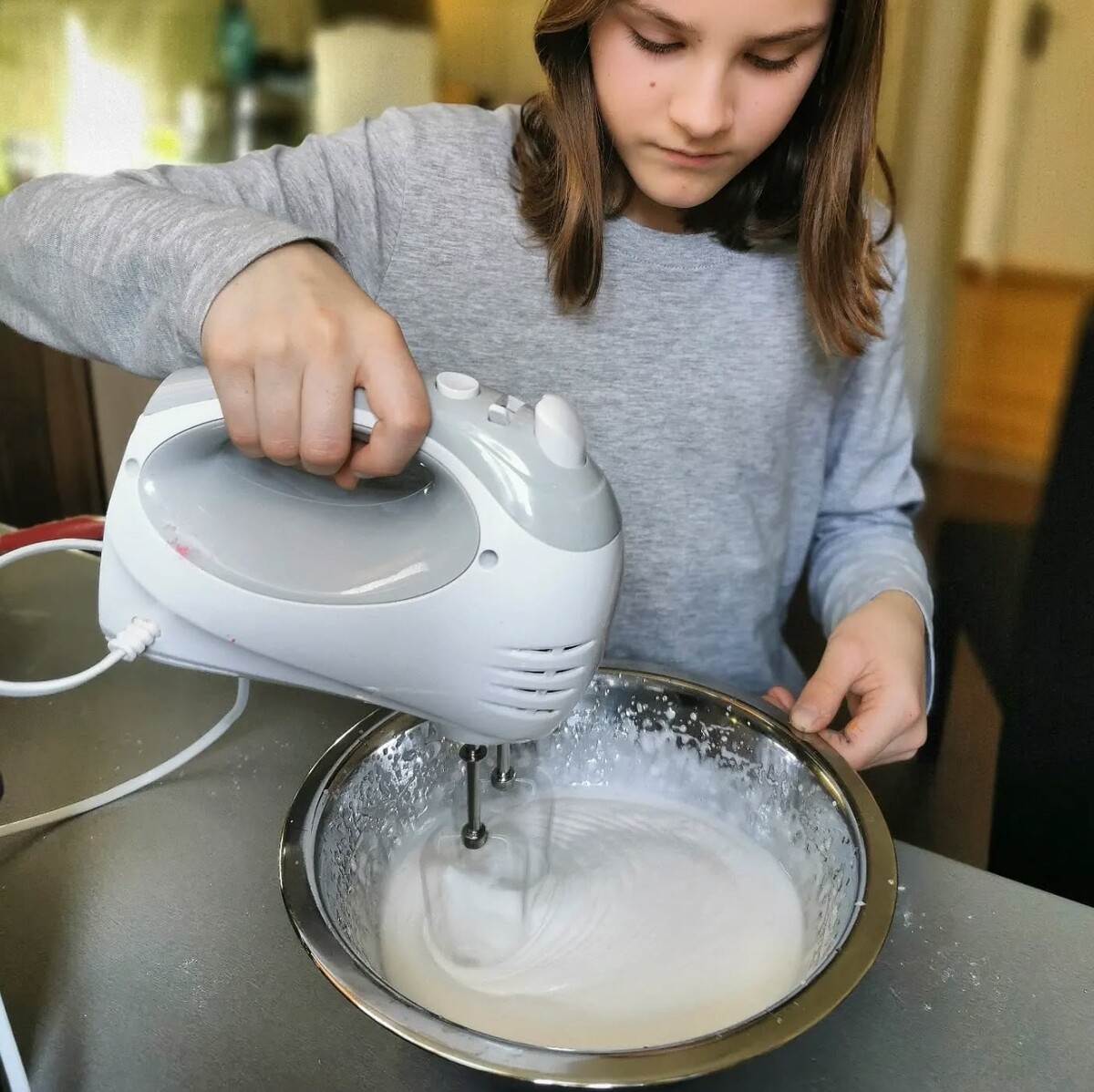 Barbora, Ondrej a Lucka sa učia samoriadene. Učia sa to, čo ich baví a ich deň tvoria rôzne zábavné aktivity.