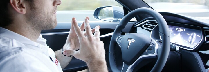 Zapol autopilota a zalomil za volantom. Odvaha spiacemu šoférovi Modelu S od Tesly určite nechýba