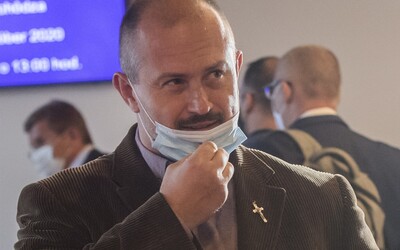 Kotleba porušil povinnou karanténu a odešel z domu. Hrozí mu pokuta.