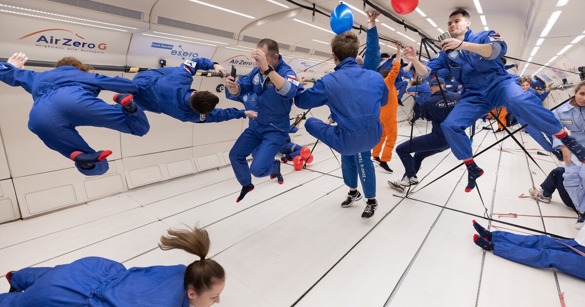 Mikýř ve stavu beztíže. S mladými kadety si vyzkoušel přípravu na cestu do vesmíru