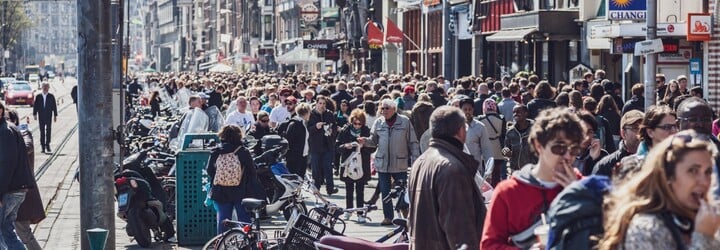 Světová populace by se mohla do roku 2100 snížit na polovinu, míní britský ekonom