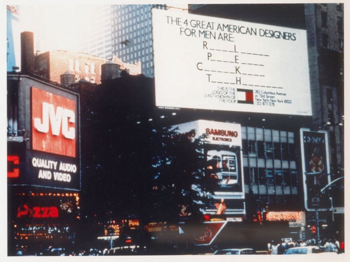 Reklama na billboarde na Times Square v NYC v roku 1985 uvádzajúca Tommyho Hilfigera do sveta americkej módy