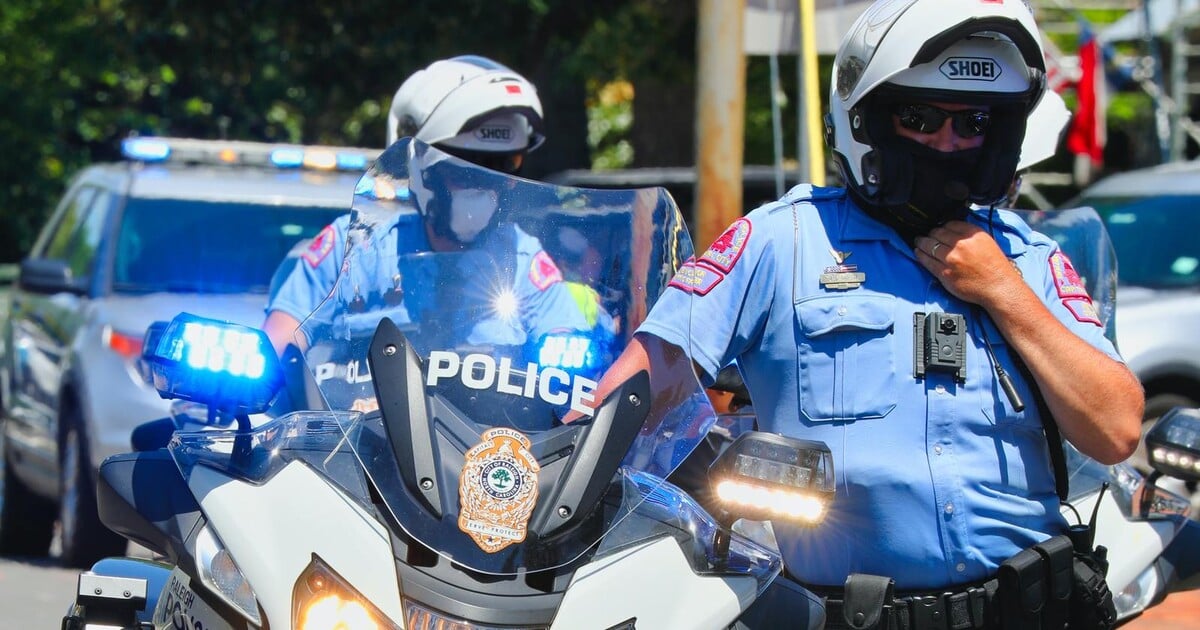 Zdvořilá loupežnice. Seniorka vyloupila banku, překvapenému pokladnímu ale nechala vzkaz