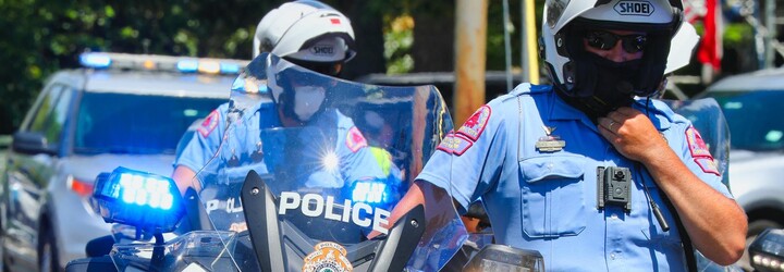 Policisté, kteří v USA shodili 75letého protestujícího na chodník, jednali podle předpisů