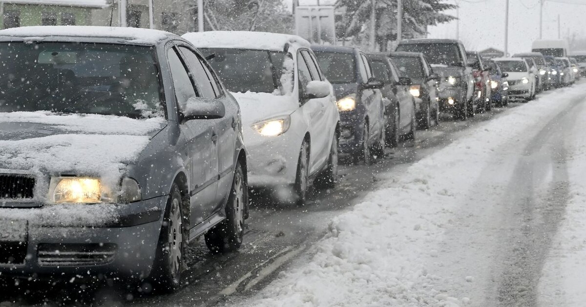 Sníh a nehoda komplikují dopravu na D1. Vznikla už 20kilometrová kolona