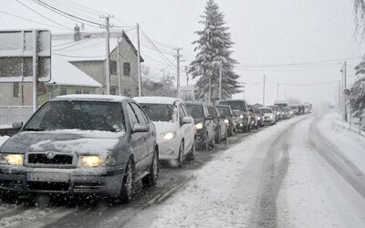 V části Česka napadl sníh, místy až 10 centimetrů. Řidiči by si měli dávat pozor.
