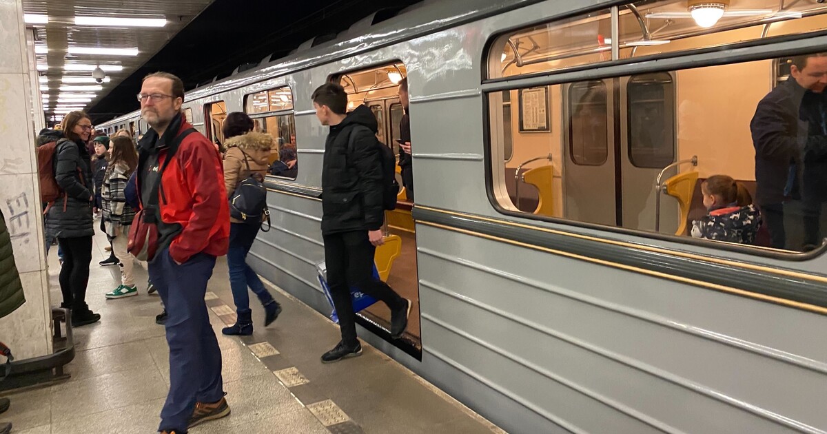 VIDEO: Muž zničehonic strčil v Praze ženu do kolejiště metra