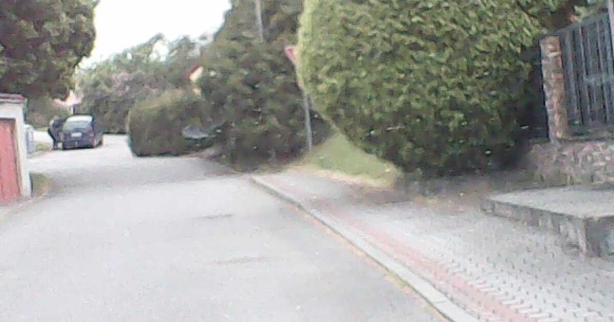 Policie pátrá po lupičích šperků za miliony. Volej 158, pokud jsi viděl*a toto vozidlo