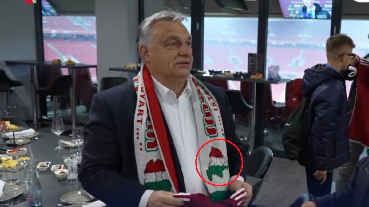 Viktor Orbán po zápase MS vo futbale s mapou Veľkého Uhorska.