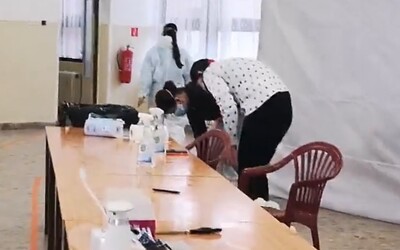 Testujete podľa nariadení vlády, ktoré sú nulitné. Žena vtrhla na odberné miesto a obťažovala personál aj policajta s kamerou.